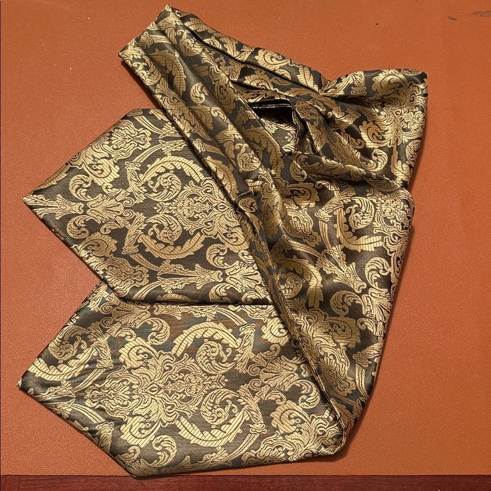 Elegant Gold Patterned Ascot Cravat